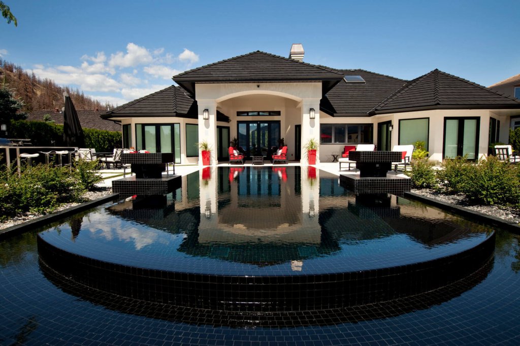 black vanishing edge swimming pool at luxury home
